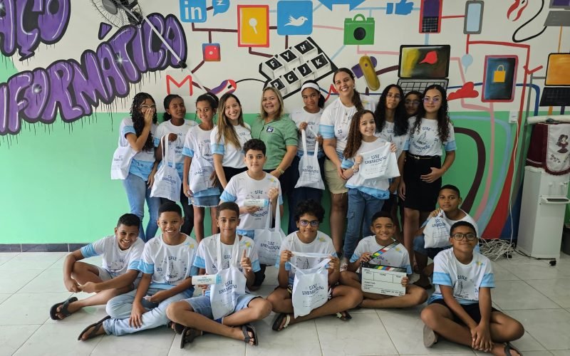 Adolescentes vivem a magia do cinema no Cine Embarcação, em Pitimbu