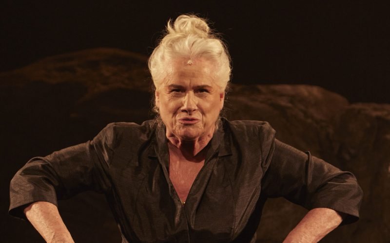 Vera Holtz apresenta “Ficções” em Campina Grande no Teatro Facisa