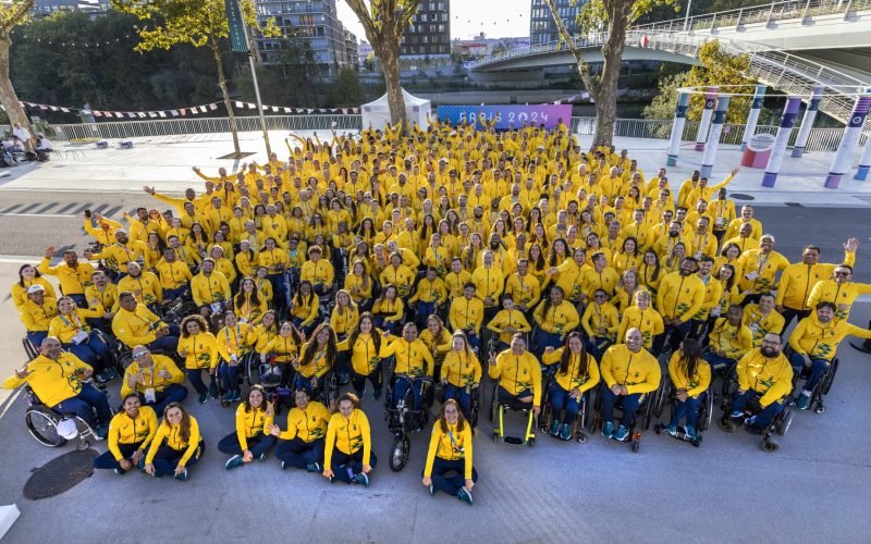 27.08.24 - Jogos Paralímpicos Paris 2024 - Foto oficial da delegação Brasileira na Vila Paralímpica, em Paris. Foto: Alessandra Cabral/CPB @alecabral_ale