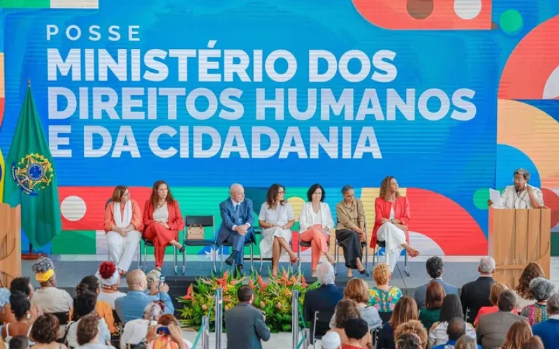 Ao lado do presidente Lula e outras ministras mulheres, Macaé Evaristo toma posse como ministra