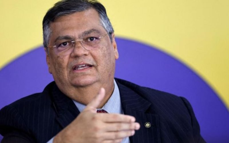 Dino suspende o pagamento de R$ 4,2 bilhões em emendas e determina investigação da PF
