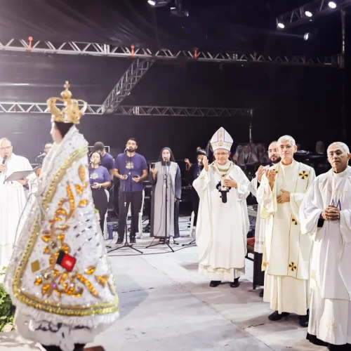 Chuva, missa e show da banda Colo de Deus marcam primeira noite da Festa das Neves
