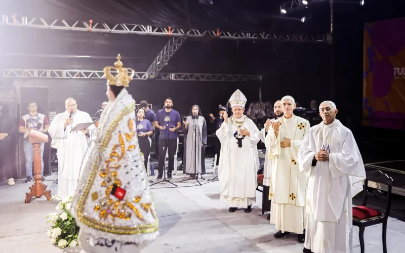 Chuva, missa e show da banda Colo de Deus marcam primeira noite da Festa das Neves