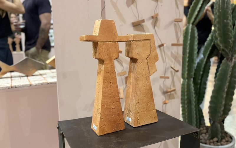 Cultura nordestina ganha forma na exposição “O Barro em Linha Reta”, aberta no Espaço Arte Brasil