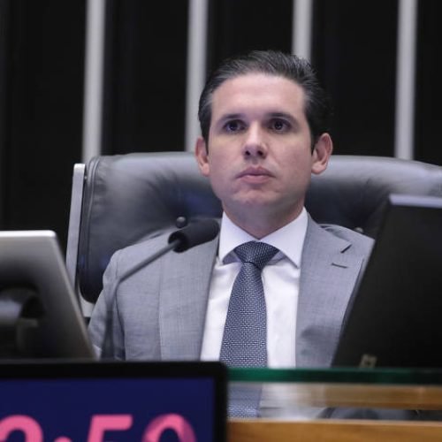 Hugo Motta decide não pautar urgência de projeto que anistia envolvidos nos atos de 8 de janeiro
