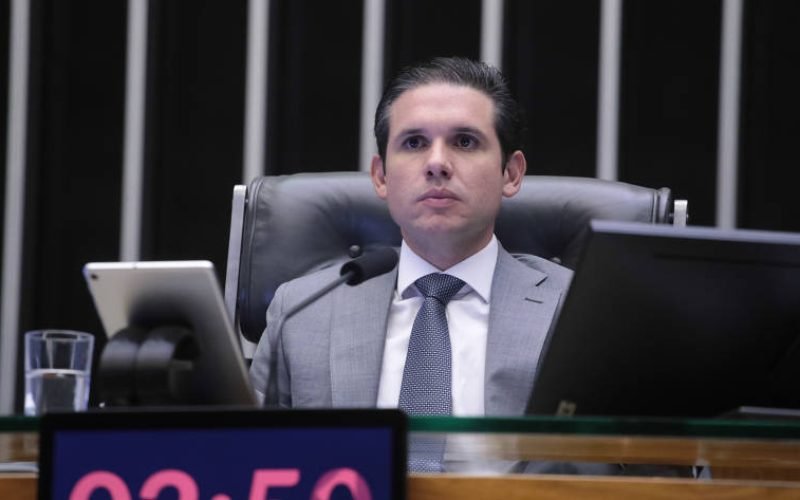 Hugo Motta decide não pautar urgência de projeto que anistia envolvidos nos atos de 8 de janeiro