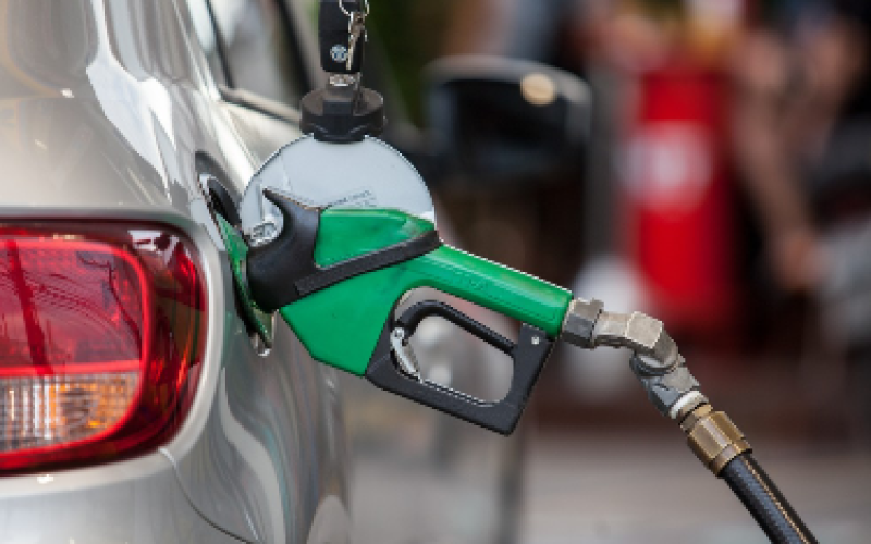 Pesquisa aponta queda de R$ 0,04 no menor preço da gasolina em uma semana, em JP