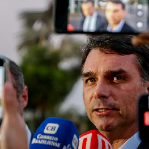 Flávio Bolsonaro diz que vice será ‘uma pessoa preparada’ e de preferência uma mulher