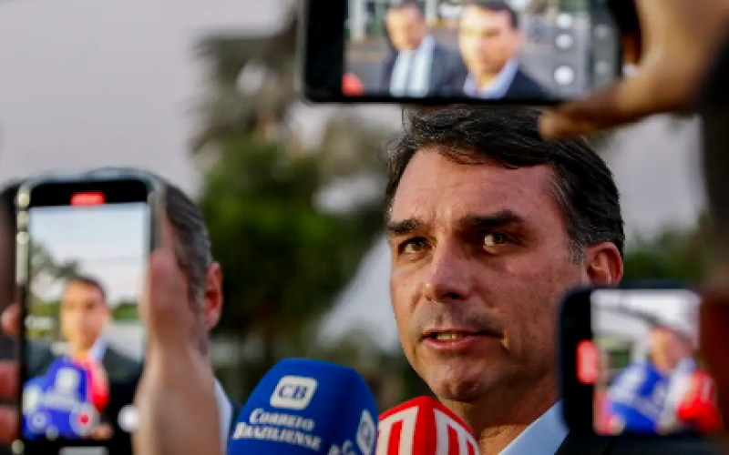 Flávio Bolsonaro diz que vice será ‘uma pessoa preparada’ e de preferência uma mulher