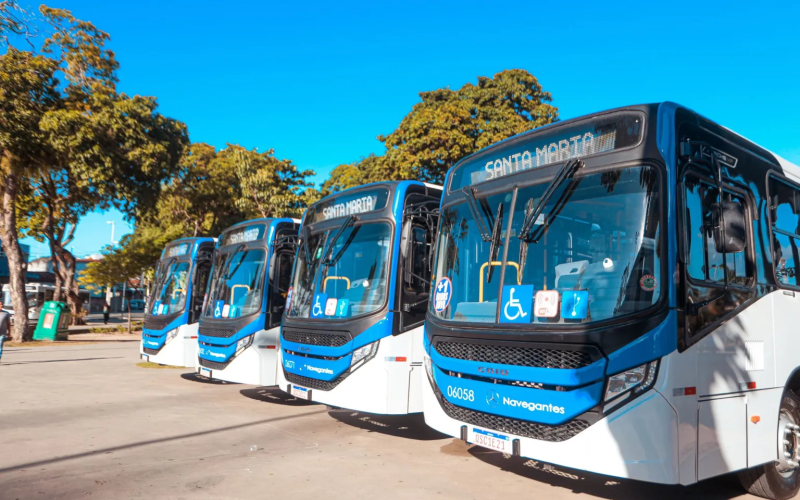 Cícero e Leo entregam 32 novos ônibus para melhoria e ampliação do transporte coletivo da Capital