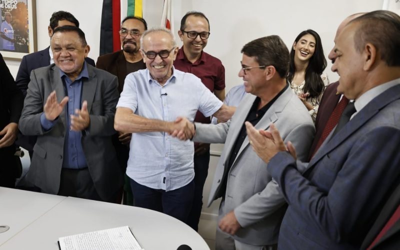 Com viagem de Cícero, Dinho assume Prefeitura de João Pessoa pela quinta vez