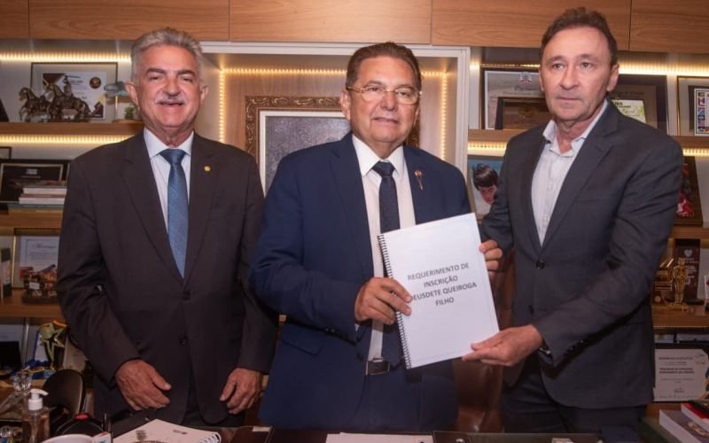 Deusdete Queiroga protocola inscrição para disputar vaga de conselheiro do TCE-PB