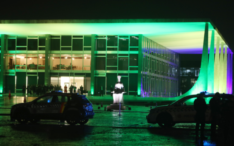 Explosões em frente à Praça dos Três Poderes deixam uma pessoa morta e área isolada em Brasília