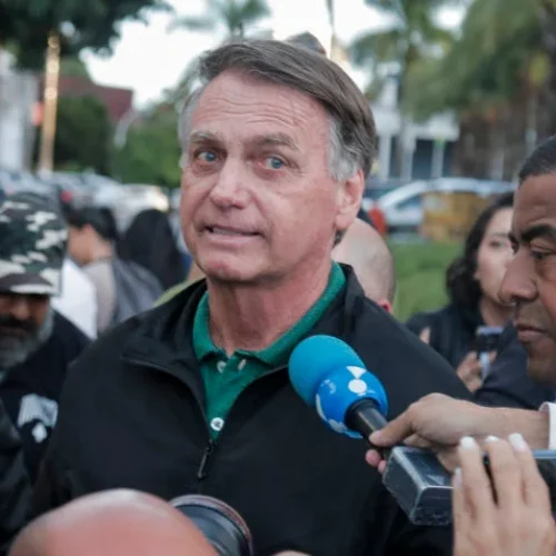Ex-presidente Jair Bolsonaro passa mal em Goiás, cancela agenda e retorna às pressas para Brasília