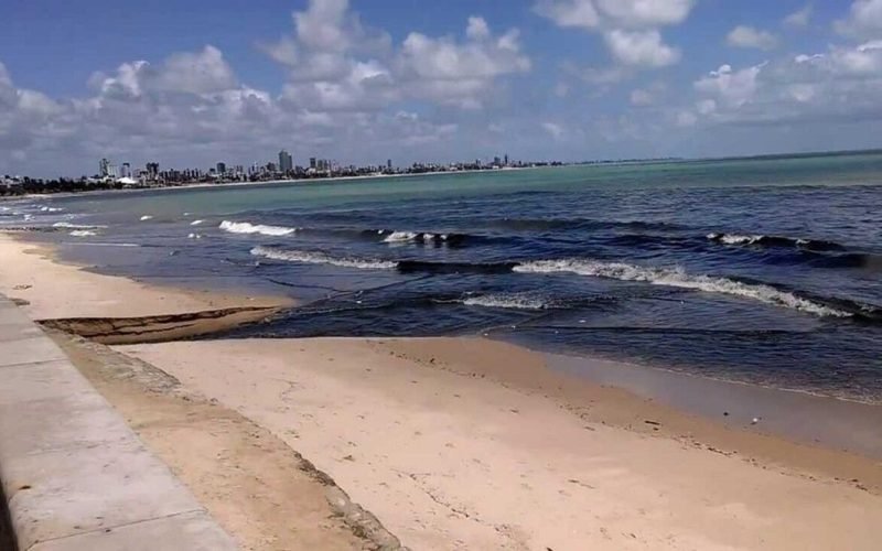 Três trechos de praias estão impróprios para banho de mar na Paraíba