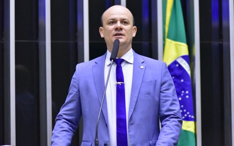 Após polêmica, Cabo Gilberto nega agressão a Janones e afirma que evitou conflito maior