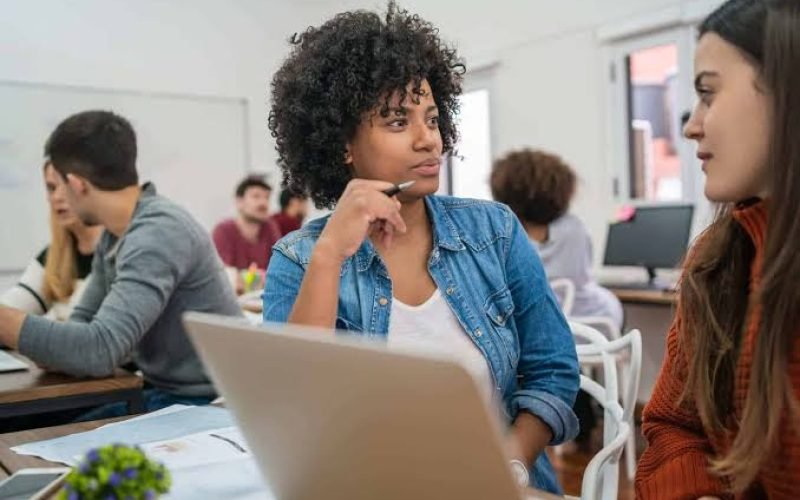 Paraíba cria programa de bolsa permanência para universitários da rede pública