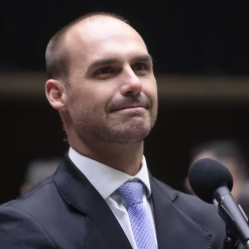 Moraes determina bloqueio de bens e contas bancárias de Eduardo Bolsonaro