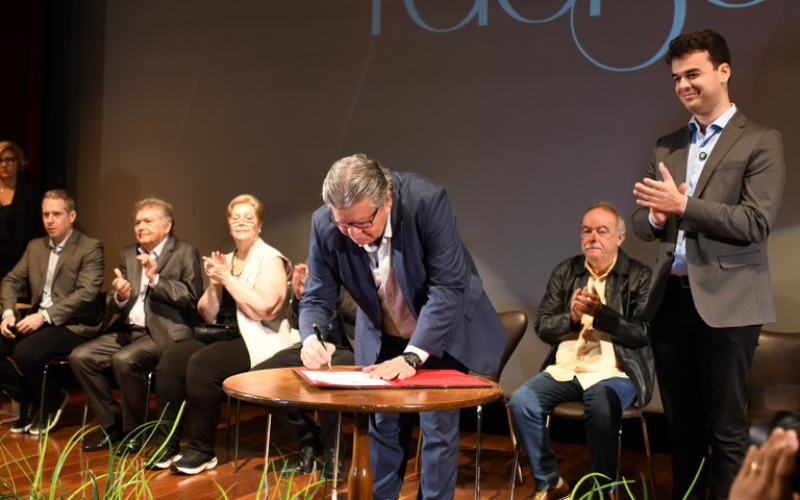 João assina convênios para ampliar assistência em saúde em Campina Grande e região