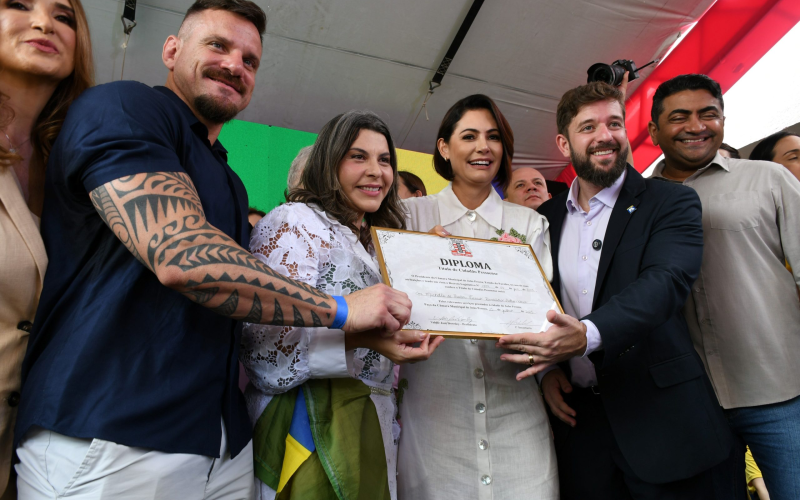 Proposta de Eliza Virgínia, Michelle Bolsonaro recebe título de cidadania pessoense