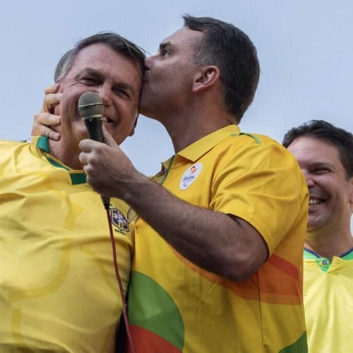 Flávio Bolsonaro confirma que será candidato à Presidência com apoio do pai