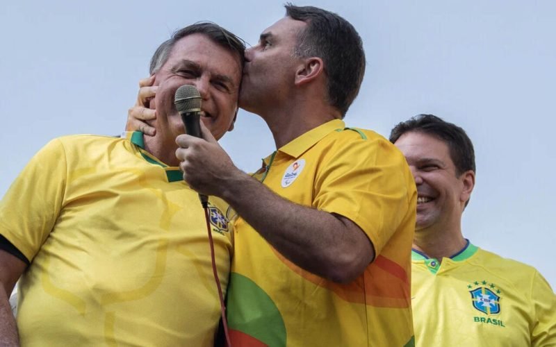 Flávio Bolsonaro confirma que será candidato à Presidência com apoio do pai