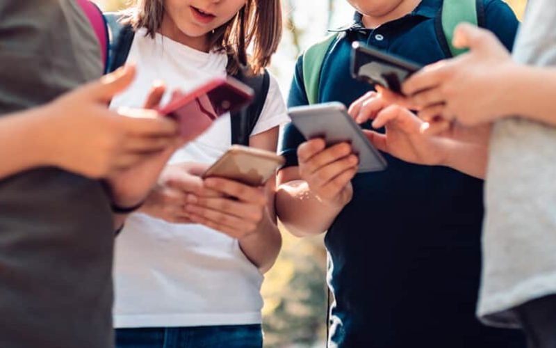 Lula sanciona lei que proíbe uso de celular nas escolas públicas e privadas de todo o Brasil