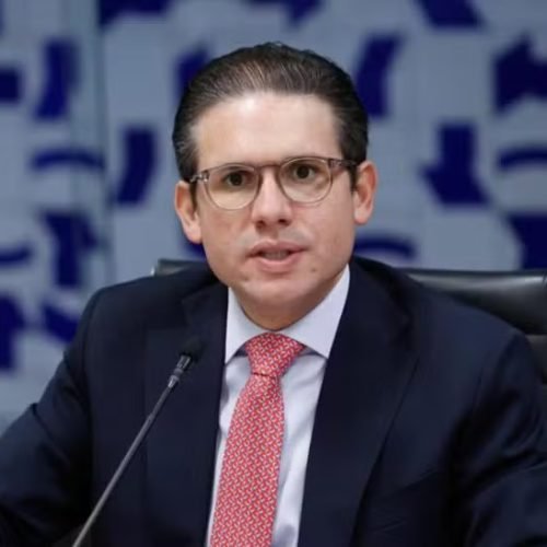 Após polêmica, Motta anuncia votação de projetos que tratam da proteção de crianças nas redes