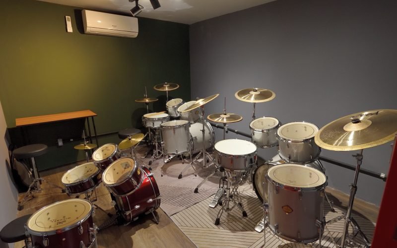 Com metodologia inovadora, School of Rock recebe alunos de todas as idades em João Pessoa
