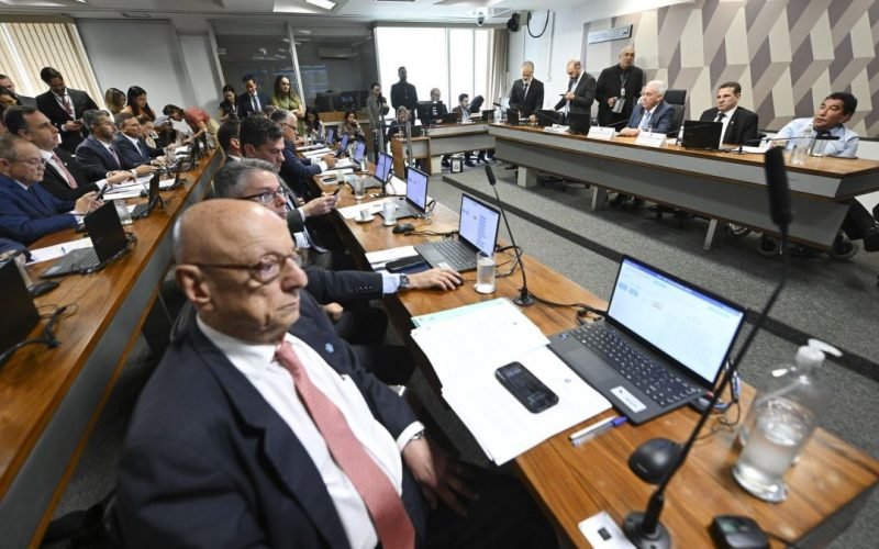 CCJ do Senado aprova PL que reduz penas de condenados pelos atos golpistas de 8 de janeiro