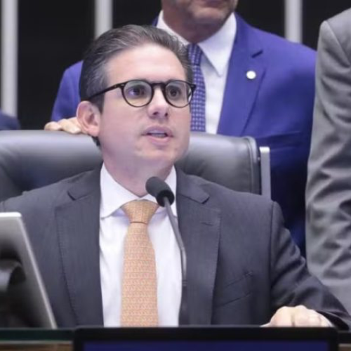 ‘Não funciono sob ameaça’, diz Motta após declarações de Eduardo Bolsonaro