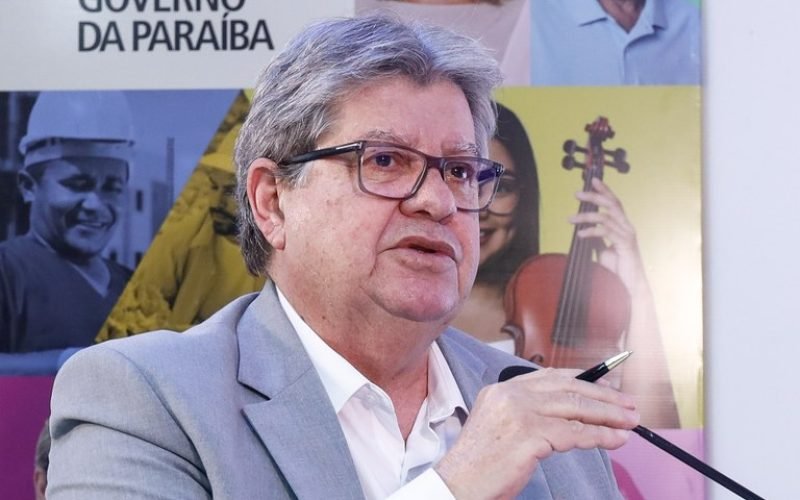 João Azevêdo critica protesto de forças de segurança e anuncia reunião com servidores