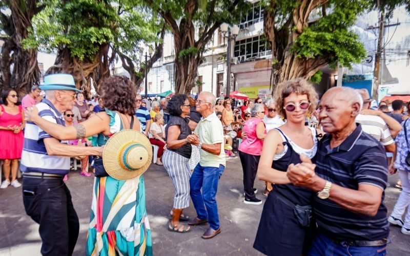Instrumentista Elci Ramos anima Sabadinho Bom em ritmo de Carnaval