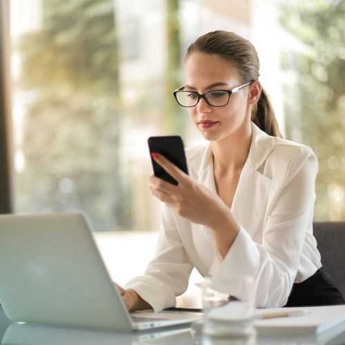 Nomofobia: Especialista explica como o medo irracional de não ter o celular por perto pode afetar a vida profissional