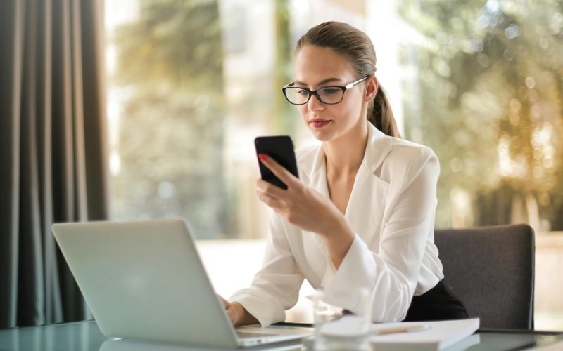 Nomofobia: Especialista explica como o medo irracional de não ter o celular por perto pode afetar a vida profissional