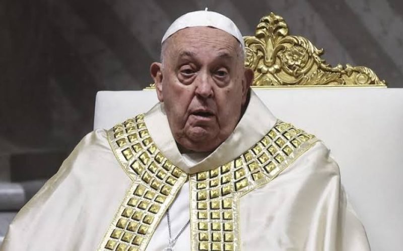 Após crise respiratória, Papa Francisco recebe transfusão de sangue
