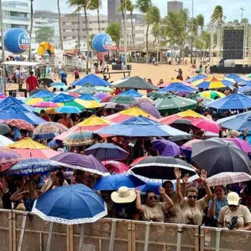 Fiéis se reúnem na Orla de Cabo Branco para show de Frei Gilson no Celebra João Pessoa