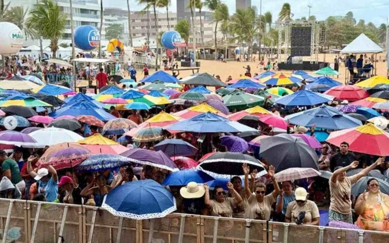 Fiéis se reúnem na Orla de Cabo Branco para show de Frei Gilson no Celebra João Pessoa