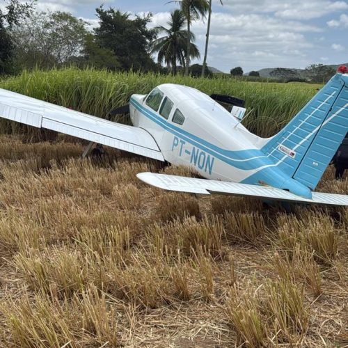 Avião com prefeito Cícero Lucena e assessores faz pouso de emergência no interior