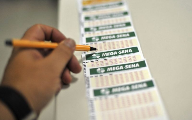 Mega-Sena acumula e prêmio principal vai a R$ 115 milhões; veja como jogar