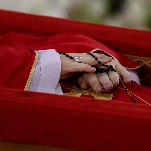 Multidão se despede do Papa Francisco no Vaticano; funeral será neste sábado