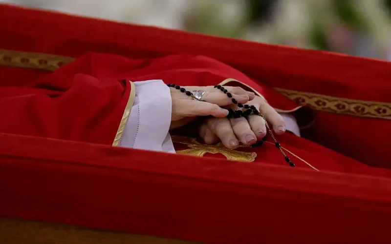 Multidão se despede do Papa Francisco no Vaticano; funeral será neste sábado