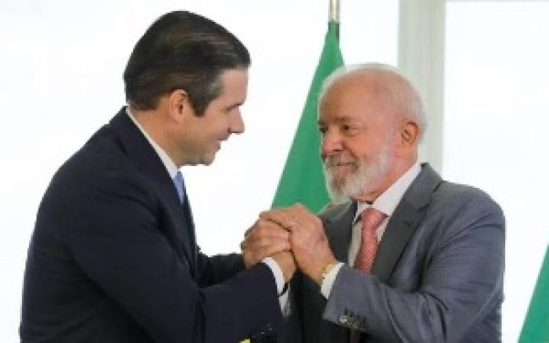 Hugo Motta recebe Lula para jantar político em noite decisiva sobre anistia a golpistas do 8 de janeiro