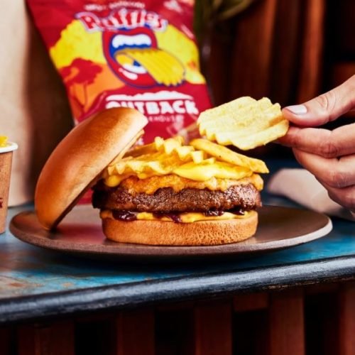 Outback lança novo burger exclusivo com RUFFLES® sabor costela barbecue