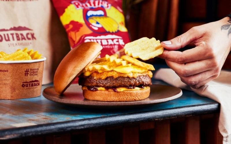 Outback lança novo burger exclusivo com RUFFLES® sabor costela barbecue
