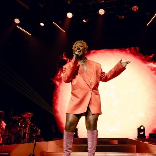 Faltam 10 dias para o show de Liniker em João Pessoa, fenômeno da música brasileira