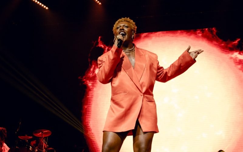 Faltam 10 dias para o show de Liniker em João Pessoa, fenômeno da música brasileira