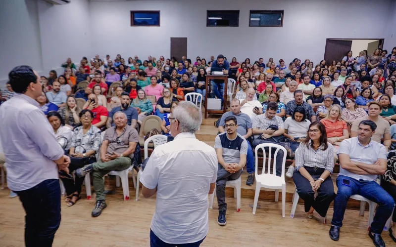 Cícero anuncia reajuste de 27,5% na gratificação de gestores escolares da Rede Municipal
