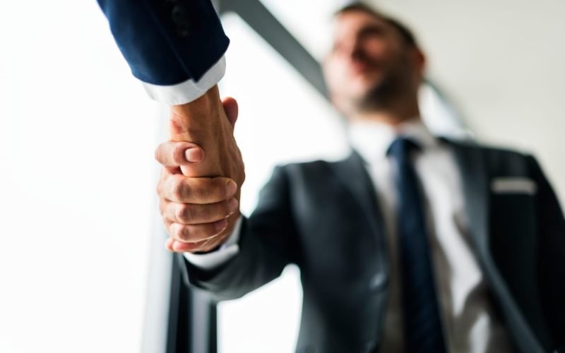 Como o networking estratégico transforma profissionais em autoridades de mercado