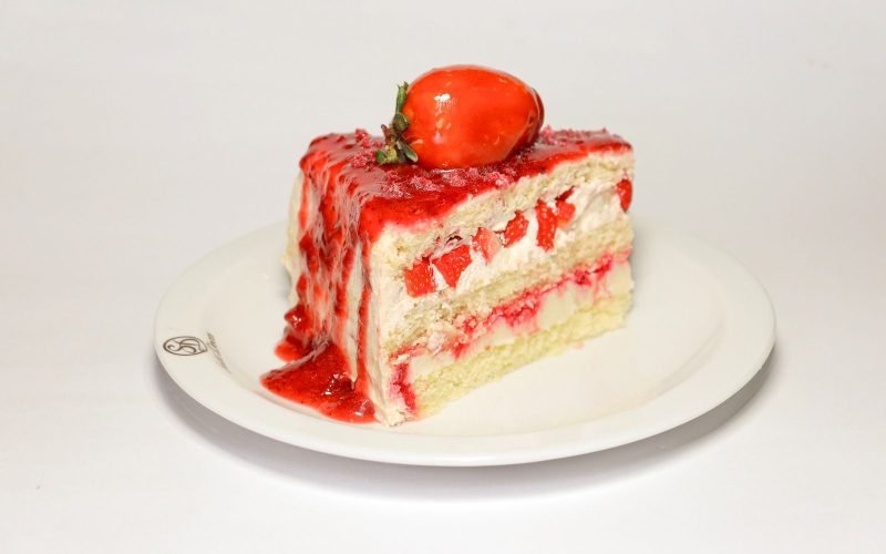 Sodiê Doces vende 40 mil unidades do Morango do Amor e lança bolo inspirado no doce